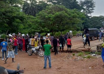 Urgent NZérékoré: Des jeunes en colère bloquent la route nationale