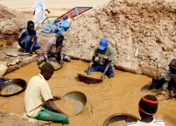 Guinée: Le gouvernement lève les restrictions sur l’exploitation artisanale de l’or et du diamant
