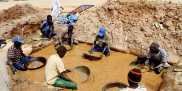 Guinée: Le gouvernement lève les restrictions sur l’exploitation artisanale de l’or et du diamant
