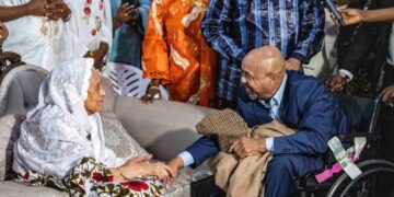 La grande retrouvaille entre Mohamed Touré et sa mère après 7 ans d’incarcération aux États-Unis