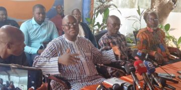 Immersion gouvernementale à l’intérieur du pays : Dr Faya Millimono dénonce l’inefficacité et critique la candidature de Doumbouya