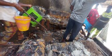 Incendie d’origine électrique à Gbessia : Une maison réduite en cendres, pas de victimes