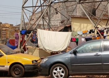 Conakry : Des citoyens utilisent les poteaux électriques à haute tension pour sécher leurs vêtements, un danger à ne pas négliger