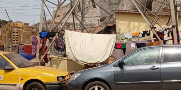 Conakry : Des citoyens utilisent les poteaux électriques à haute tension pour sécher leurs vêtements, un danger à ne pas négliger
