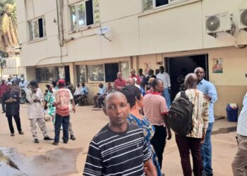 Protestation au Palais du Peuple : les travailleurs du CNT contestent un test d’évaluation