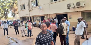 Protestation au Palais du Peuple : les travailleurs du CNT contestent un test d’évaluation