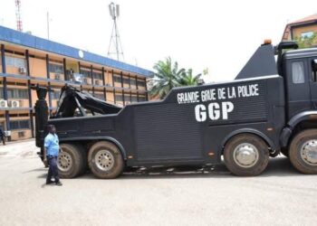 Guinée : Est-ce la fin du stationnement anarchique des poids lourds sur les grandes artères grâce à une nouvelle grue de 80 tonnes ?