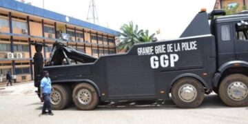 Guinée : Est-ce la fin du stationnement anarchique des poids lourds sur les grandes artères grâce à une nouvelle grue de 80 tonnes ?