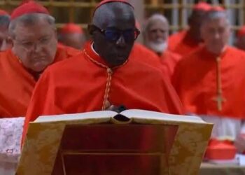 Le Cardinal Robert Sarah parmi les 133 cardinaux électeurs dans la chapelleSixtine, qui marque le début du conclave, une phase ultime ( Par Alpha BAYO)