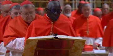 Le Cardinal Robert Sarah parmi les 133 cardinaux électeurs dans la chapelleSixtine, qui marque le début du conclave, une phase ultime ( Par Alpha BAYO)