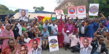 Guinée : Mobilisation citoyenne en faveur d’Aliou Bah devant le siège du MoDeL à Nongo
