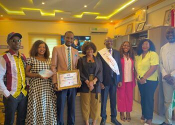 SAFEG 2025 : L’ONG “Les Icônes” rend hommage à Sanou Kerfalla Cissé, PDG du Groupe Afric Vision