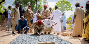 Kankan : Le Président Mamadi Doumbouya rend hommage à son père dans un moment de recueillement empreint de symboles