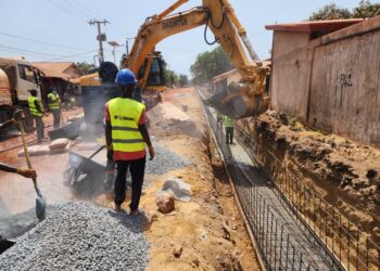 MOBINEK SARL, acteur clé du BTP en Guinée, poursuit son engagement pour le développement à travers des infrastructures majeures comme l’école primaire Barry Diawadou à Dixinn et la route de Doumbouya à Coyah