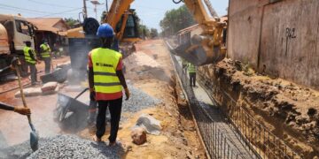 MOBINEK SARL, acteur clé du BTP en Guinée, poursuit son engagement pour le développement à travers des infrastructures majeures comme l’école primaire Barry Diawadou à Dixinn et la route de Doumbouya à Coyah