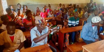 Crise d’infrastructures scolaires à Ouladin (Gueckédou) : un manque alarmant de tables-bancs interpelle les autorités