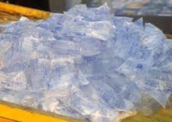 Pénurie d’eau minérale à Conakry : les citoyens confrontés à une hausse des prix après la fermeture de plusieurs unités industrielles