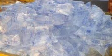 Pénurie d’eau minérale à Conakry : les citoyens confrontés à une hausse des prix après la fermeture de plusieurs unités industrielles