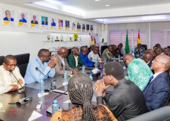 Dialogue institutionnel : le Premier ministre Amadou Oury Bah et le Barreau de Guinée renouent le fil du dialogue dans un climat d’apaisement