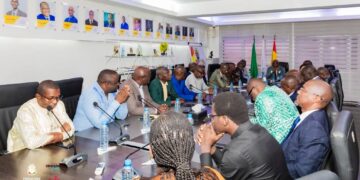 Dialogue institutionnel : le Premier ministre Amadou Oury Bah et le Barreau de Guinée renouent le fil du dialogue dans un climat d’apaisement
