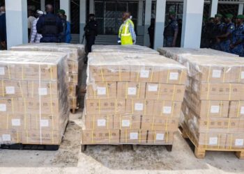 Guinée : le gouvernement réceptionne du matériel pour la fabrication locale des cartes d’électeurs, à deux mois du référendum