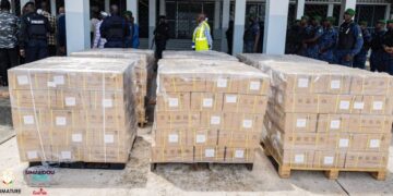 Guinée : le gouvernement réceptionne du matériel pour la fabrication locale des cartes d’électeurs, à deux mois du référendum