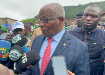 Glissement de terrain à Manéah : le Premier ministre Amadou Oury Bah aux côtés des sinistrés