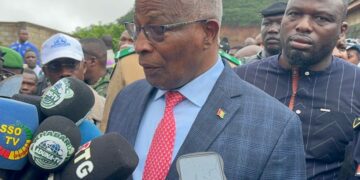 Glissement de terrain à Manéah : le Premier ministre Amadou Oury Bah aux côtés des sinistrés