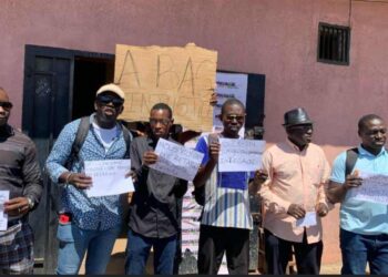 Radio Nostalgie : des journalistes licenciés manifestent pour réclamer plusieurs mois d’arriérés de salaire