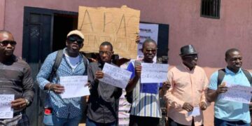 Radio Nostalgie : des journalistes licenciés manifestent pour réclamer plusieurs mois d’arriérés de salaire