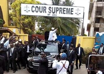 Présidentielle 2025 : le général Mamadi Doumbouya salue ses partisans après le dépôt de sa candidature à la Cour suprême