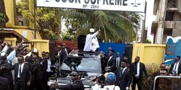 Présidentielle 2025 : le général Mamadi Doumbouya salue ses partisans après le dépôt de sa candidature à la Cour suprême