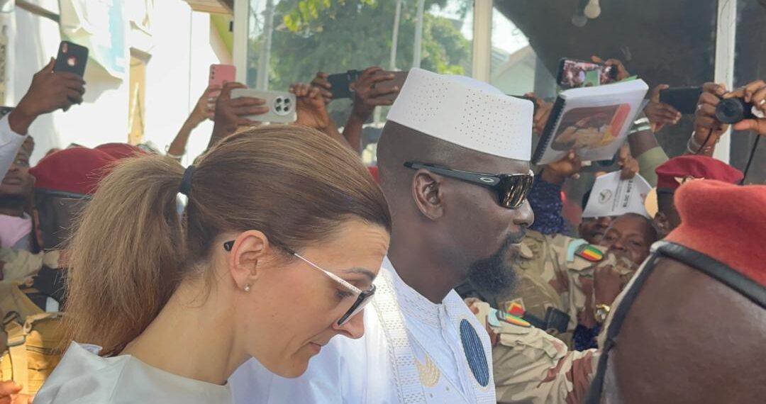 Guinée : Mamadi Doumbouya accomplit son devoir civique à Kaloum