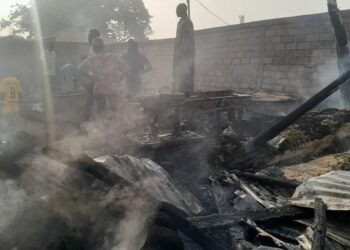 Kindia : un incendie détruit un dépôt de bois et plusieurs ateliers au quartier Caravanserail