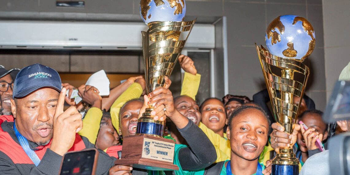 Handball : les championnes guinéennes de l’IHF Trophy 2026 accueillies en héroïnes à Conakry