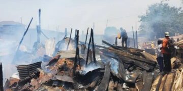 Kindia : un dépôt de bois détruit par un incendie à Caravansérail