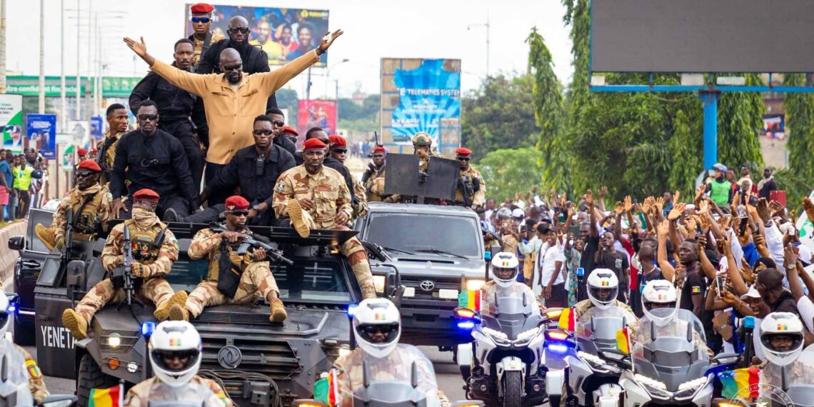 Mamadi Doumbouya regagne la Guinée après quelques jours de congé en Grèce, accueilli en grande pompe à Conakry