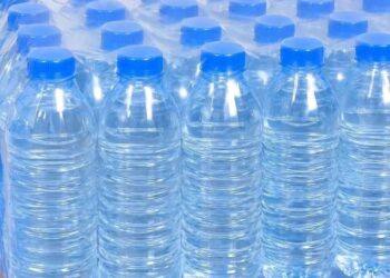 Eau embouteillée : le gouvernement fixe de nouveaux prix plafonds