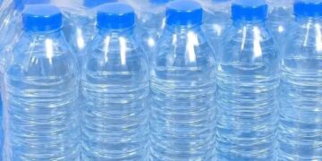 Eau embouteillée : le gouvernement fixe de nouveaux prix plafonds